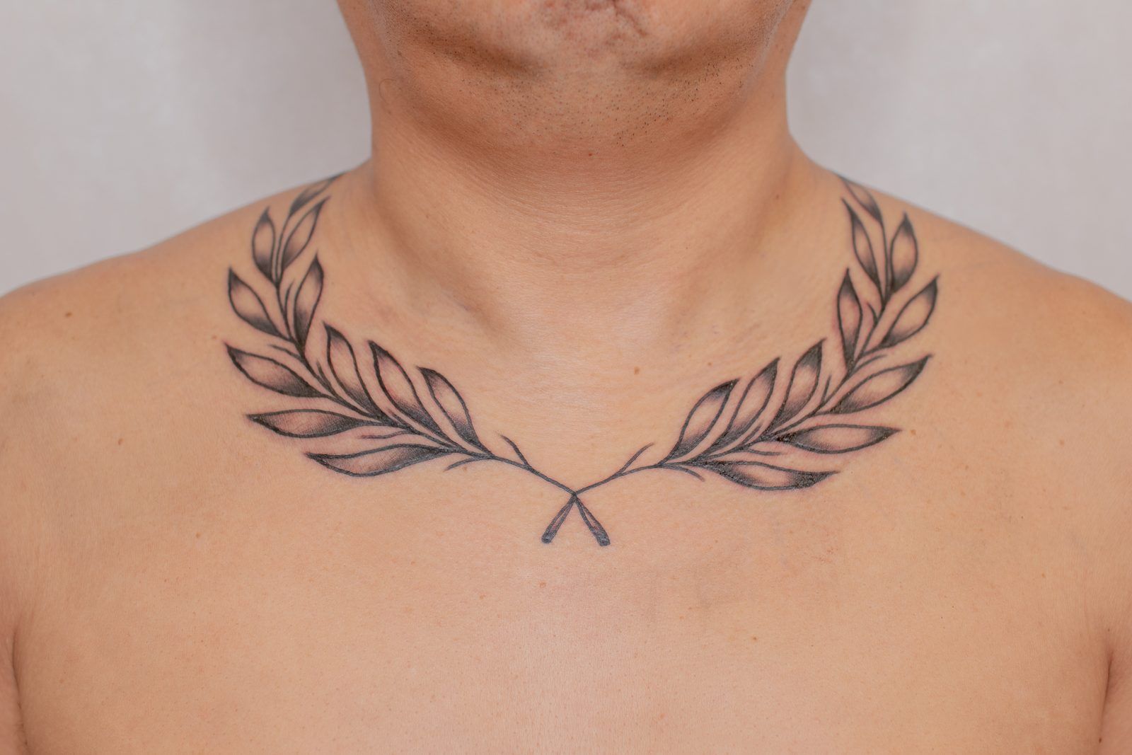 胸元の月桂樹リース(男性)（胸）