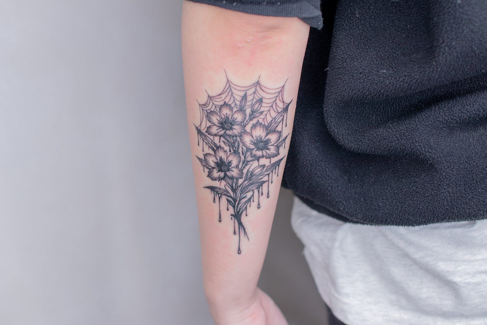 蜘蛛の巣と花束（前腕）