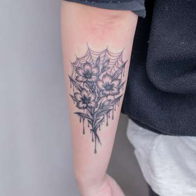 蜘蛛の巣と花束(前腕)