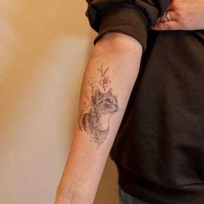 花と猫の線画(前腕)