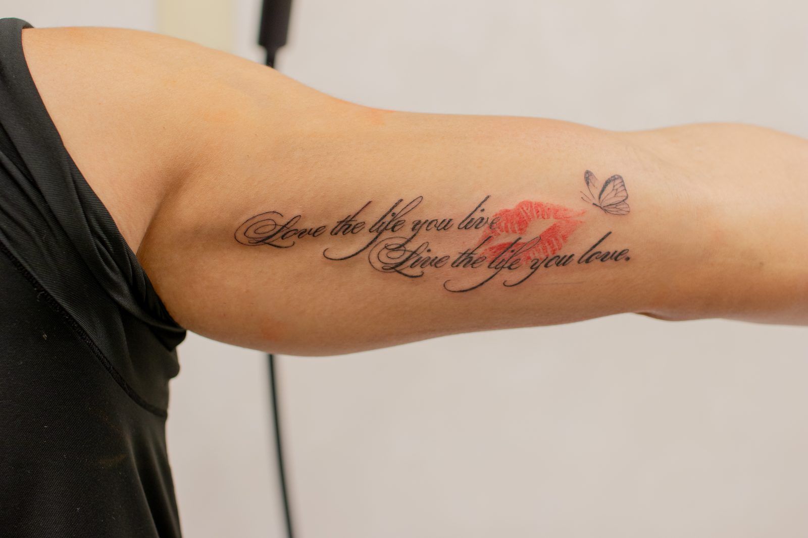 Love the life you liveと唇・蝶（上腕内側）