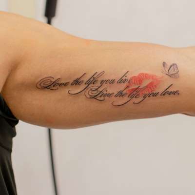 Love the life you liveと唇・蝶(上腕内側)