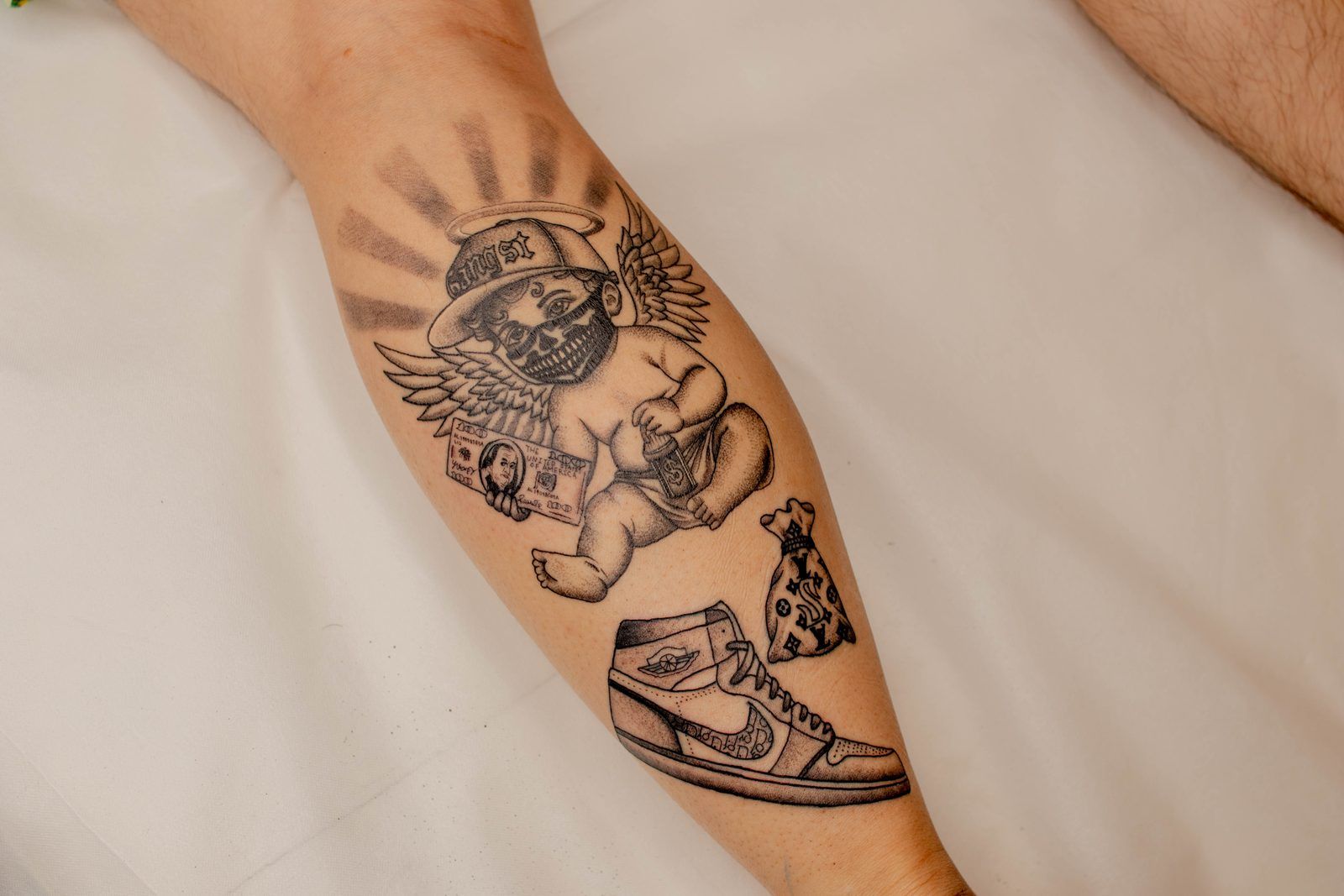 スニーカーとベビーのストリートコンポジション（前腕）