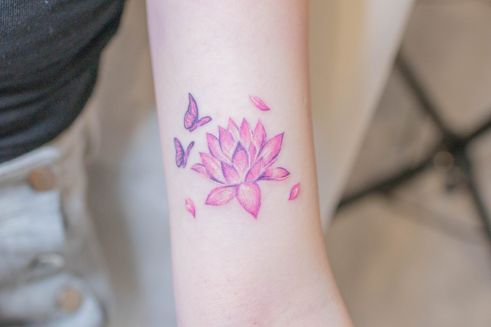 ピンクの蓮と蝶・花びら（前腕）