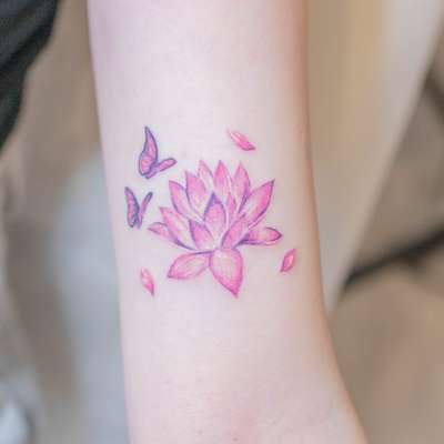 ピンクの蓮と蝶・花びら(前腕)