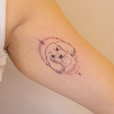 愛犬の笑顔を描くラインポートレート(上腕内側)