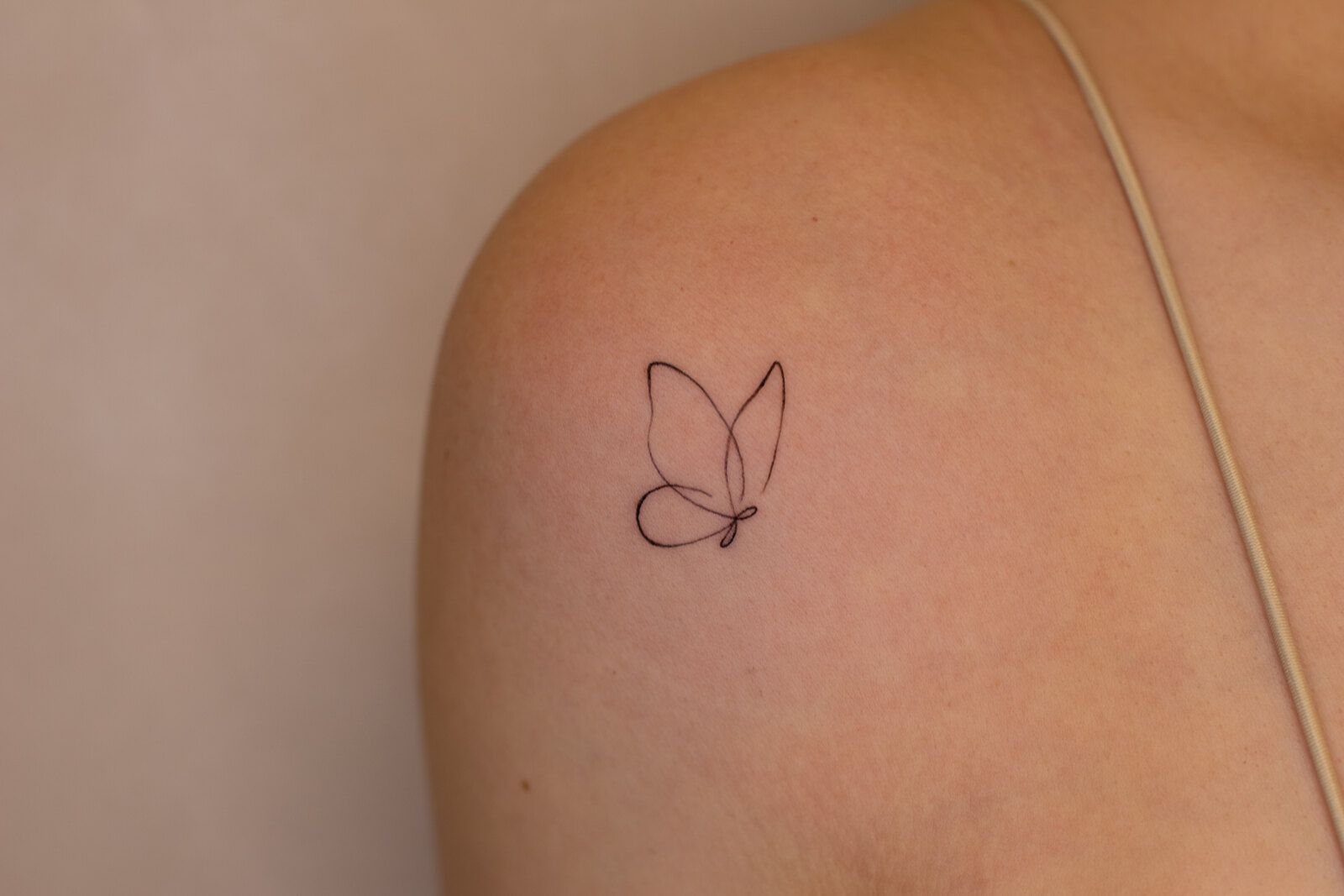 肩甲骨の小さな蝶シルエット（肩甲骨）