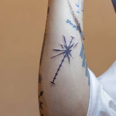 星と目盛り付き直線のシンボル(二の腕)