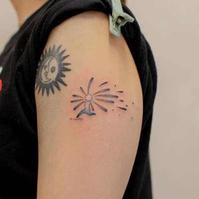 青い線香花火と太陽と月(上腕)
