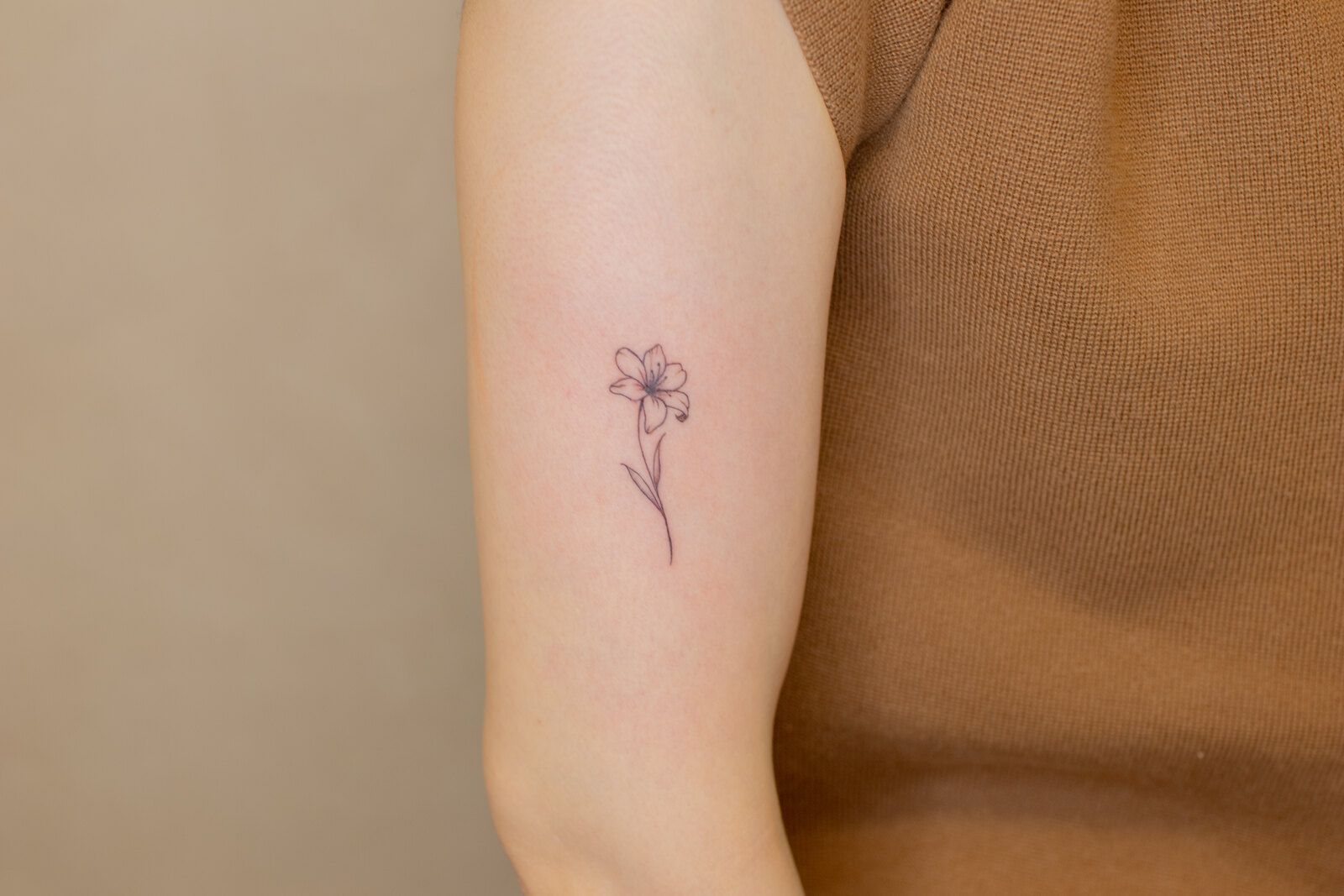 二の腕の小さな一輪花（上腕）