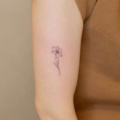 二の腕の小さな一輪花(上腕)