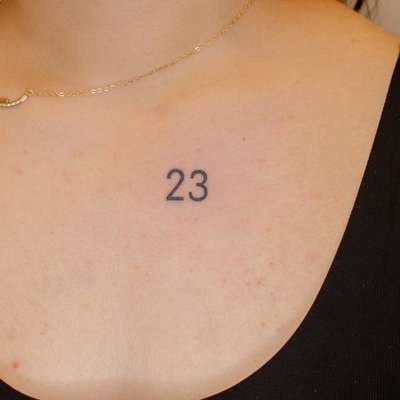 胸元に刻む23のナンバー(胸)