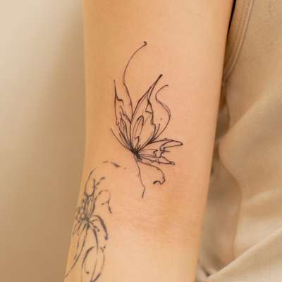 大きな蝶と植物の流線(前腕)